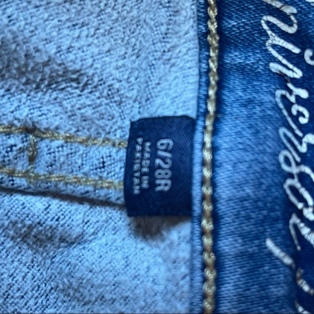 Universal Thread Distressed Thread Jeans Size 6 / 28R - Picture 5 of 12